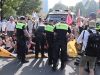 Klimaatactivisten blokkeren A12 opnieuw, politie zet waterkanon in