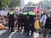 Politie verwijdert klimaatactivisten van A12