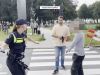 Boze automobilist slaat verslaggever bij A12-protest en confronteert politie: 'Mensen moeten werken!'