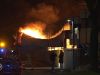 Metershoge vlammenzee bij grote brand op industrieterrein Almere