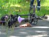 Auto schept vrouw en tweejarig kind op de fiets in Hoogeveen