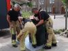 Stel gooit dag voor vakantie paspoorten in ondergrondse container, brandweer schiet te hulp