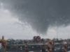 Mini-tornado veroorzaakt veel schade bij Apeldoorn, caravan gelanceerd op A50