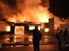 Grote brand bij standbouwer in Woerden, woningen ontruimd