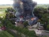 Grote brand in loods, brandweer probeert woning te redden