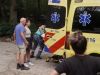 Daniel wordt meegenomen door de ambulance...