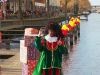 Slechthorende kids genieten van de Sinterklaasintocht in Veghel met doventolkpiet