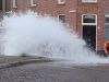 Leidingbreuk in Delft zorgt voor waterspektakel