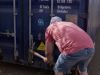 Alles wordt uit de kast gehaald om de zeecontainer te openen