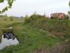 Auto belandt op zijn kop in sloot, inzittende overleden