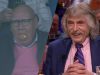 Johan lacht om beelden van Kees Jansma die opzichtig een worstenbroodje naar binnen propt