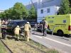 Auto rijdt tramhalte op na aanrijding in Den Haag, één gewonde