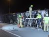 Vrachtwagen kantelt op A28 bij Hoevelaken