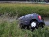Auto belandt in sloot bij Tiel, bestuurder slaat op de vlucht