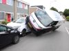 Bestelbus belandt bovenop geparkeerde auto in Apeldoorn