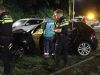 Drankrijder scheurt over trambaan langs afsluiting en crasht in Den Haag