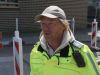 Harm neemt voor n dag het werk als verkeersregelaar over: 'Blij als je vanavond thuis bent'