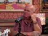 Paul de Leeuw gooit stokbrood in gezicht