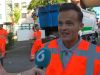 Mitchel helpt Rotterdamse vuilnismannen door de hitte heen