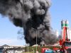 Loods van betonfabriek brandt uit in Tiel