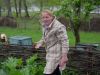 Gabriëlle gaat op zoek naar rabarber uit eigen tuin... in de regen!