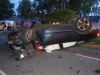 Auto over de kop in Dedemsvaart, bestuurder voortvluchtig