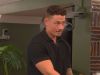 Thomas moet werken voor een kus van Charissa