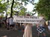 Zo'n 400 demonstranten bij gevangenis Vught om coronasceptische advocaat