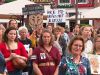 Protest tegen femicide in Groningen: &#39;Blief mit dien klaauwen van vraauwen!&#39;