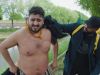 Ammar springt het water in om mega-bal te redden!