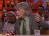 Johan Derksen twee keer onderbroken door man in publiek: 'Kan die meneer de zaal uit?'