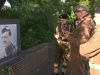 Gestolen plaquette oorlogsmonument John Frostbrug vervangen: nieuw monument onthuld