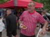 Tony en Derre bakken vis voor daklozen