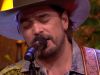 Waylon verzorgt een muzikale toegift voor het Oranjezondag-publiek tijdens de commercialbreak
