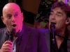 Jack van Gelder en Jeroen van der Boom spelen samen 'Summer Holiday' in de reclamebreak
