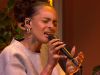 Zo� Livay zingt tijdens de commercial break van De Oranjezondag een prachtige versie van 'Ik Zing'