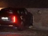 Gestolen Range Rover van bijna twee ton crasht in boerderij, dader op de vlucht