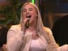 Senna Willems is terug bij De Oranjezondag en opent uitzending met 'Kleine Vogel'