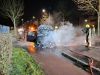 Auto vliegt tijdens het rijden in brand, chauffeur gewaarschuwd door omstanders