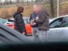 Dealer wordt geconfronteerd: 'Waarom breng je mensen in levensgevaar?'