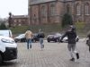 Oplichter neemt de benen bij het zien van de camera