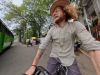 Josje's broer Coen maakt bijna een ongeluk in The Bicycle Race
