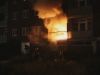 Vlammen slaan uit woning tijdens heftige flatbrand