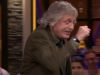 Johan Derksen springt uit zijn stoel en imiteert zijn vrouw: 'Dat doet ze altijd!'