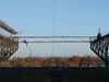 Spectaculaire balancering tussen twee kranen!