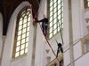 Wie haalt er moeiteloos de overkant van de kerk?