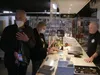 Martien en Erica gaan los in de kringloopwinkel