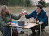 Ruben en Marin genieten van gesneden spaghetti en een goed glas wijn!