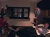 De familie zingt voor jarige Martien