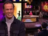 Bas debuteert als quizmaster bij De Oranjewinter: 'Licht uit, spot aan!'